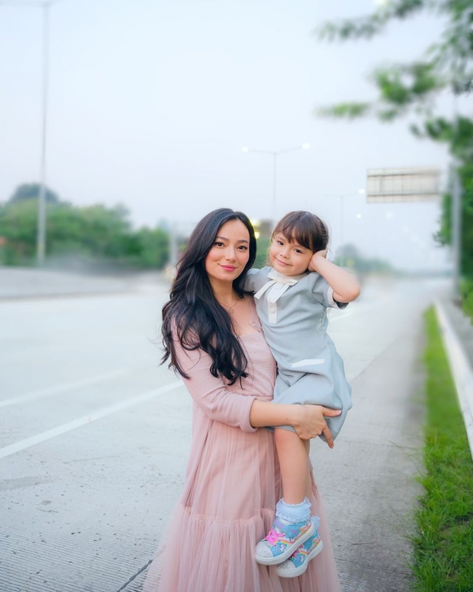 7 Potret Asmirandah dan Chloe Pamer Dress Baru, Ibu dan Anak Cantiknya kayak Boneka