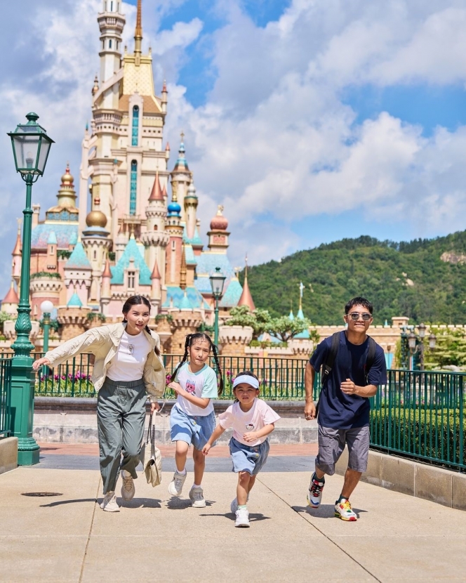 7 Foto Sarwendah dan Ketiga Anaknya Jalan-Jalan di Disneyland HongKong, Tetap Happy Meski Ada yang Kurang