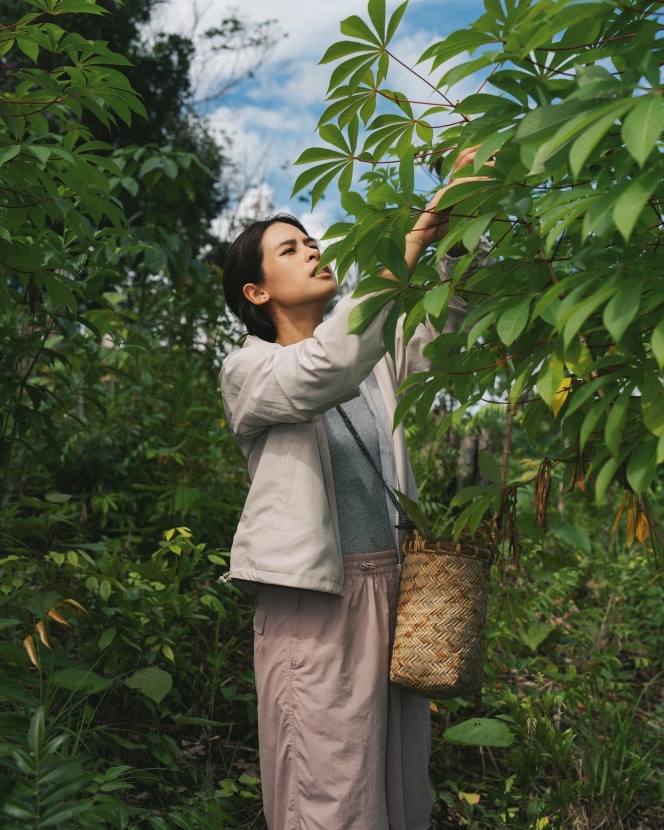 7 Foto Maudy Ayunda Panen Singkong, Full Senyum dan Bahagia Banget!