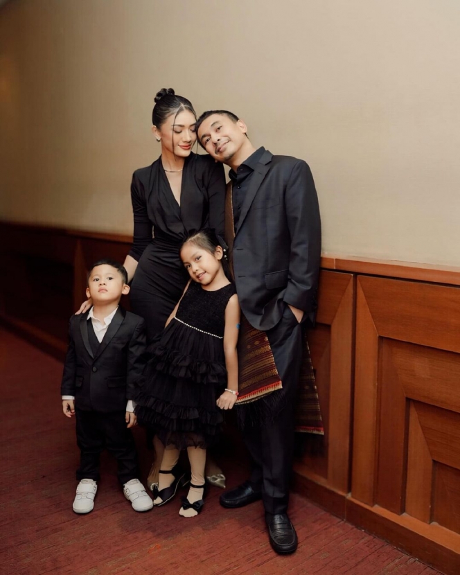 9 Foto Anissa Aziza Hadiri Gala Premier Film Terbaru Raditya Dika, Bawa Anak Buat Dukung Suami