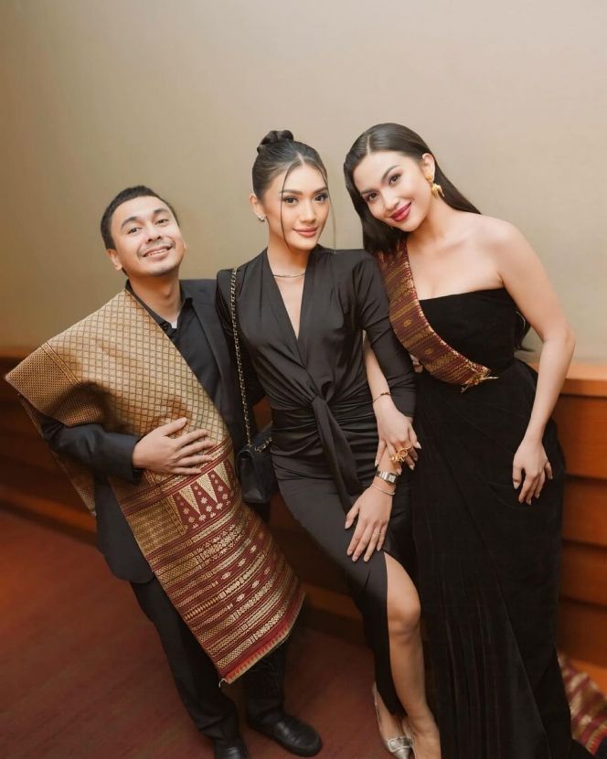 9 Foto Anissa Aziza Hadiri Gala Premier Film Terbaru Raditya Dika, Bawa Anak Buat Dukung Suami