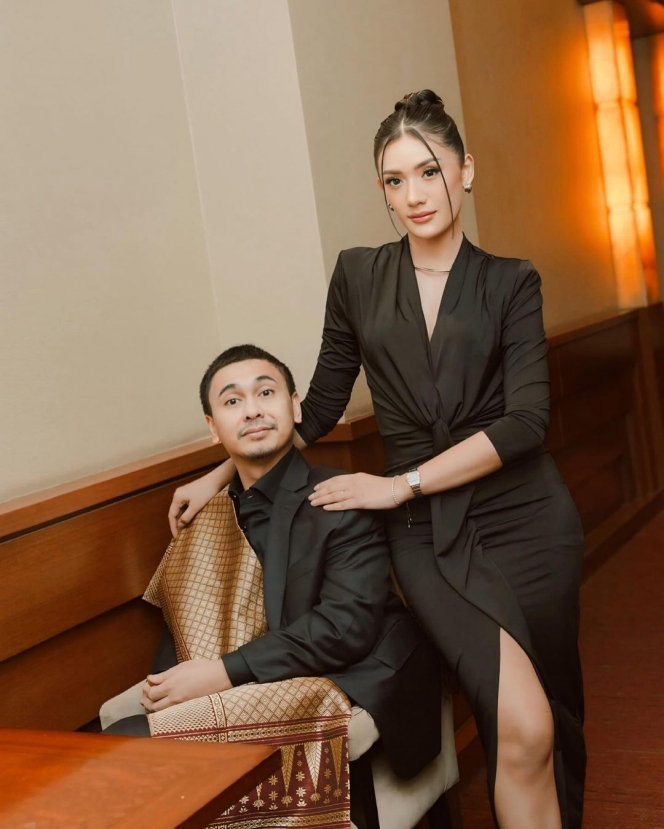 9 Foto Anissa Aziza Hadiri Gala Premier Film Terbaru Raditya Dika, Bawa Anak Buat Dukung Suami