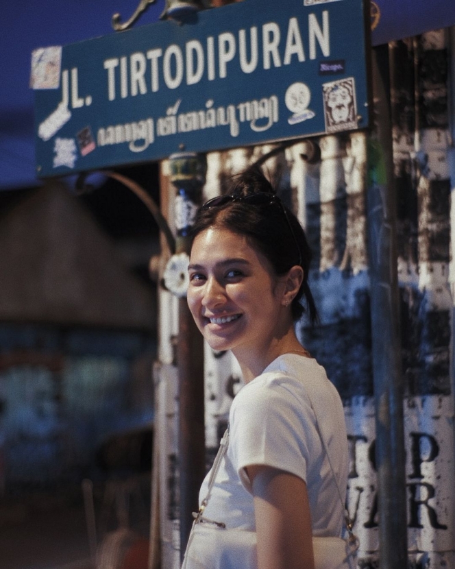 Romantisnya Foto Liburan Mikha Tambayong dan Deva Mahenra di Jogja, Nempel Terus!