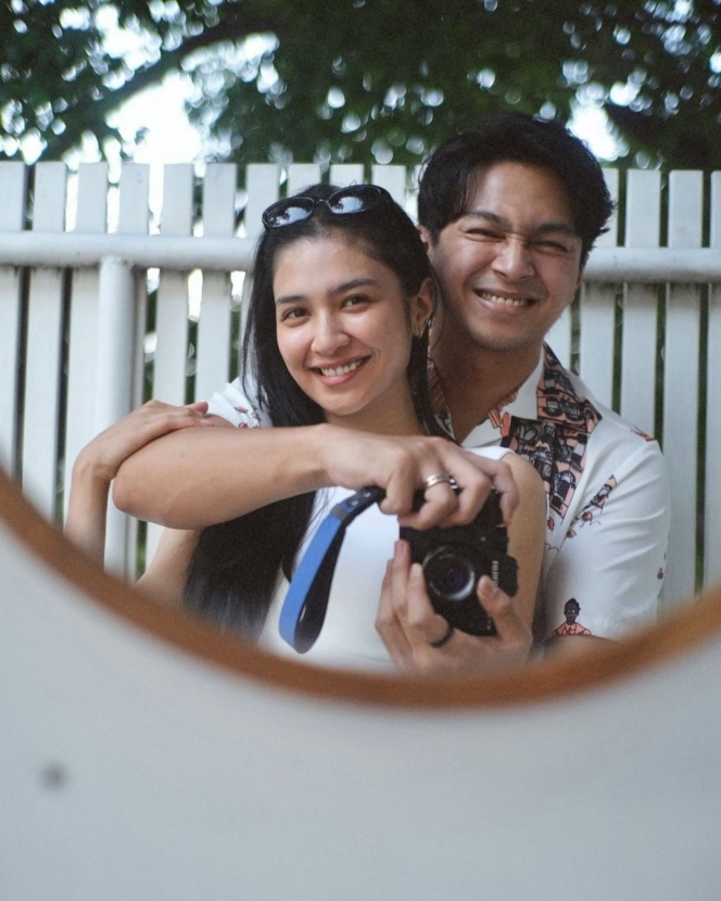 Romantisnya Foto Liburan Mikha Tambayong dan Deva Mahenra di Jogja, Nempel Terus!