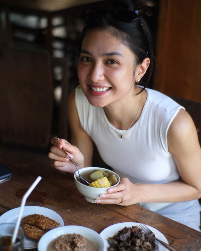 Romantisnya Foto Liburan Mikha Tambayong dan Deva Mahenra di Jogja, Nempel Terus!