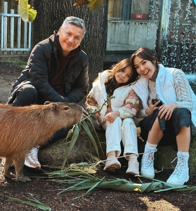 Tetap Kompak Meski Pisah, Gading dan Gisel Ajak Gempi Beri Makan Capybara saat Liburan