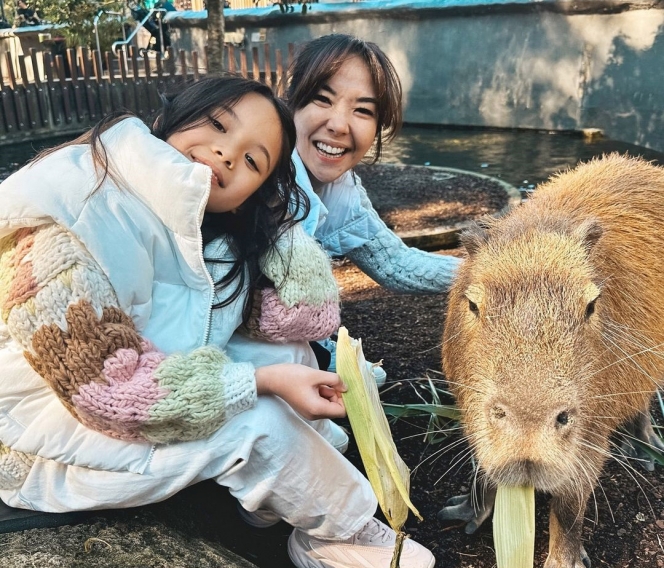 Tetap Kompak Meski Pisah, Gading dan Gisel Ajak Gempi Beri Makan Capybara saat Liburan