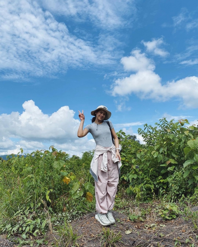 10 Foto Maudy Ayunda Berpetualang di Kalimantan, Happy Banget Bisa Panen Singkong Sendiri