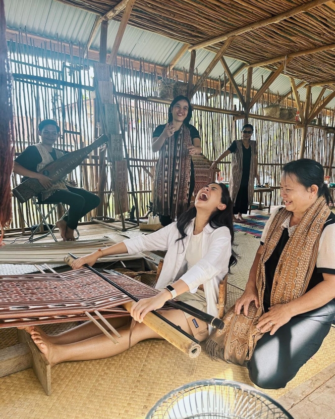 10 Foto Maudy Ayunda Berpetualang di Kalimantan, Happy Banget Bisa Panen Singkong Sendiri