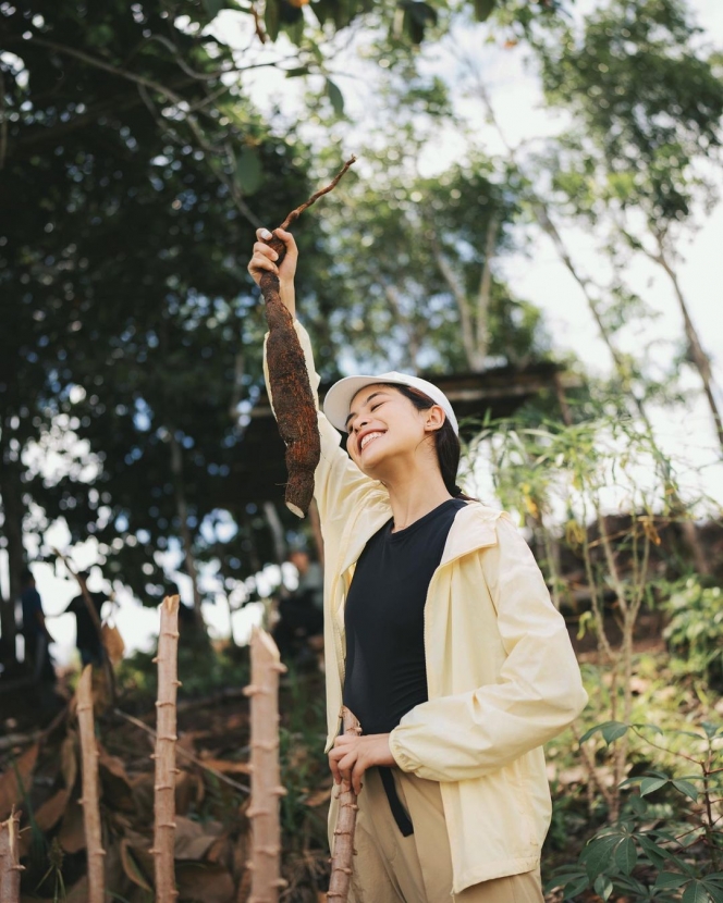 10 Foto Maudy Ayunda Berpetualang di Kalimantan, Happy Banget Bisa Panen Singkong Sendiri