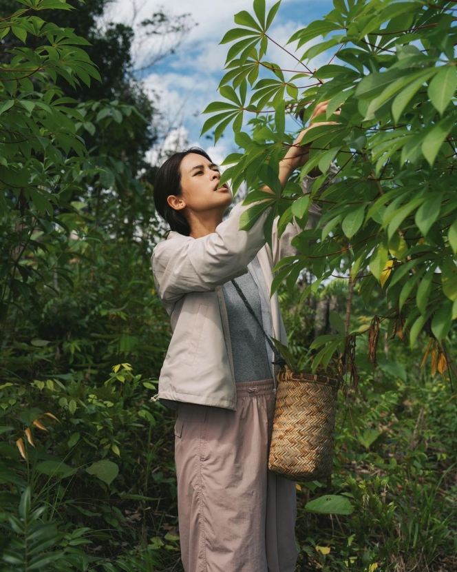 10 Foto Maudy Ayunda Berpetualang di Kalimantan, Happy Banget Bisa Panen Singkong Sendiri