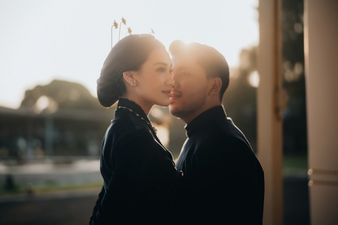 9 Foto Prewedding Aaliyah Massaid dan Thariq Halilintar di Puro Mangkunegaran Solo, Anggun Berselendang Melati