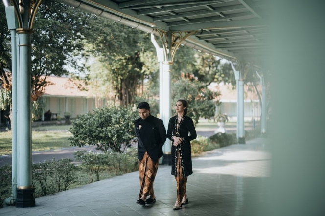 9 Foto Prewedding Aaliyah Massaid dan Thariq Halilintar di Puro Mangkunegaran Solo, Anggun Berselendang Melati