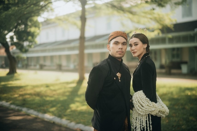 9 Foto Prewedding Aaliyah Massaid dan Thariq Halilintar di Puro Mangkunegaran Solo, Anggun Berselendang Melati