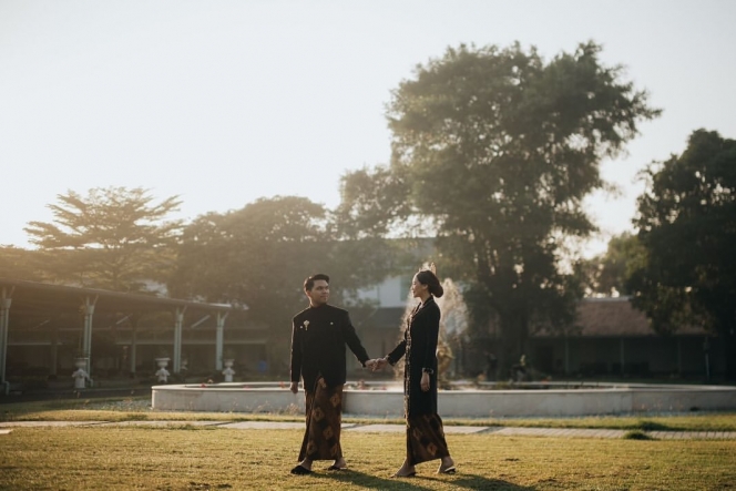 9 Foto Prewedding Aaliyah Massaid dan Thariq Halilintar di Puro Mangkunegaran Solo, Anggun Berselendang Melati