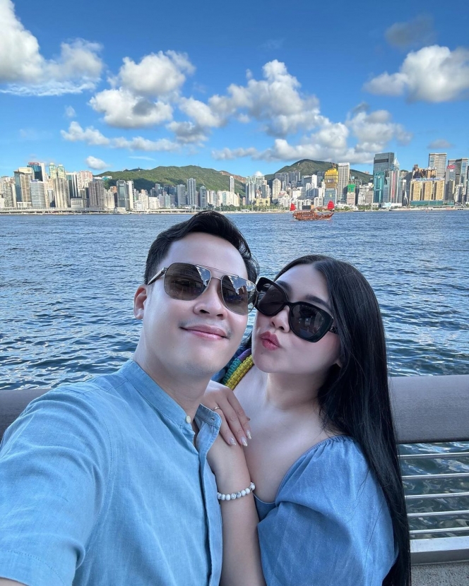 Bikin Iri, Ini 8 Foto Bulan Madu Clarissa Putri dan Sandro Fahdhipa di Hong Kong yang Mesra Abis