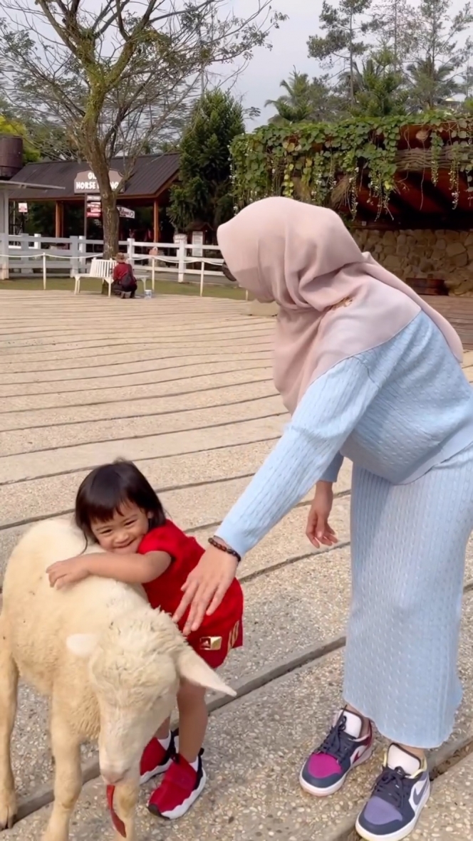 10 Foto Ria Ricis Ajak Moana Jalan-jalan, Gemes Banget Ibu dan Anak Satu Ini!