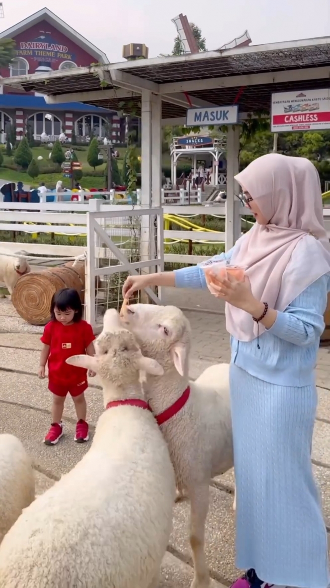 10 Foto Ria Ricis Ajak Moana Jalan-jalan, Gemes Banget Ibu dan Anak Satu Ini!