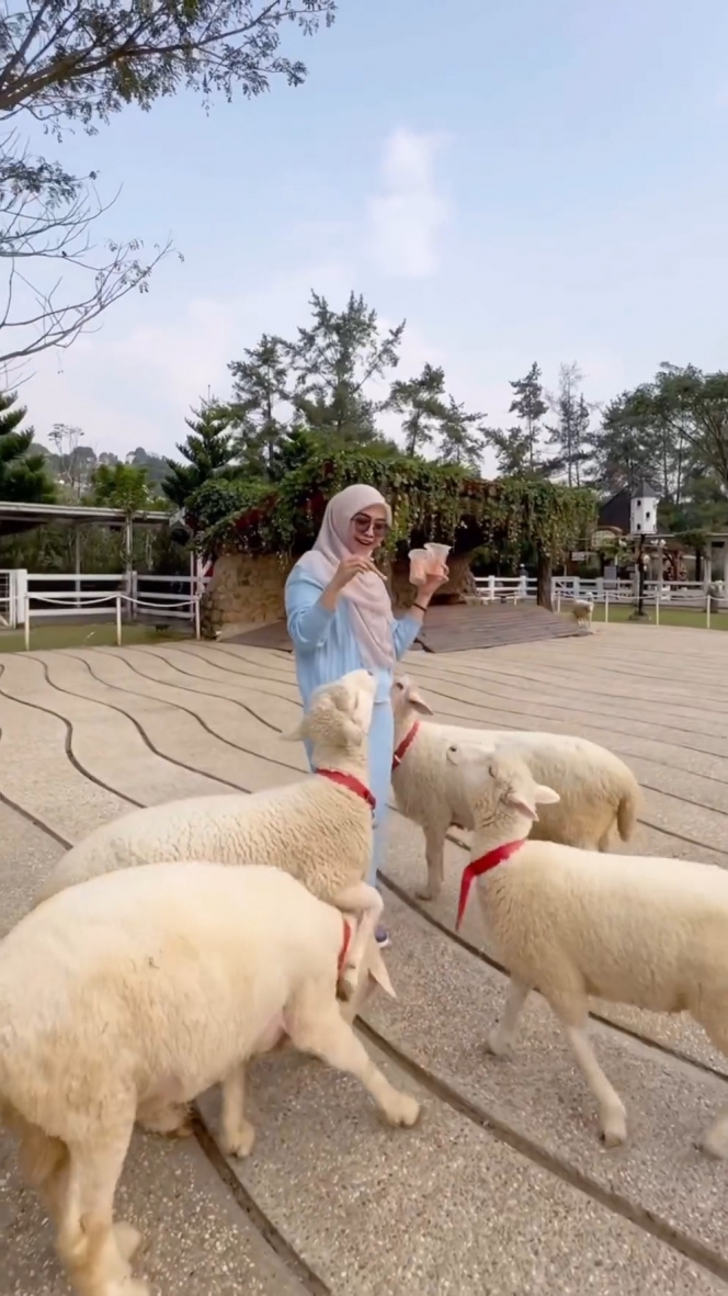 10 Foto Ria Ricis Ajak Moana Jalan-jalan, Gemes Banget Ibu dan Anak Satu Ini!