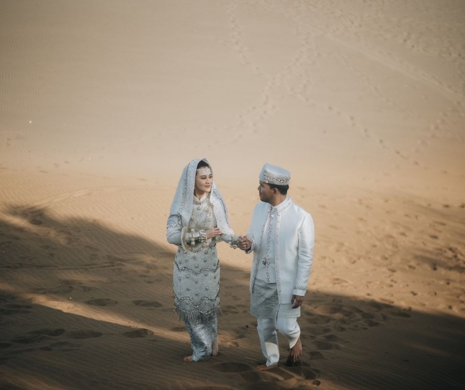 Foto Prewedding Kedua Aaliyah Massaid dan Thariq Halilintar di Gumuk Pasir, Tampil Serasi Pakai Koto Gadang ala Wanita Minang 