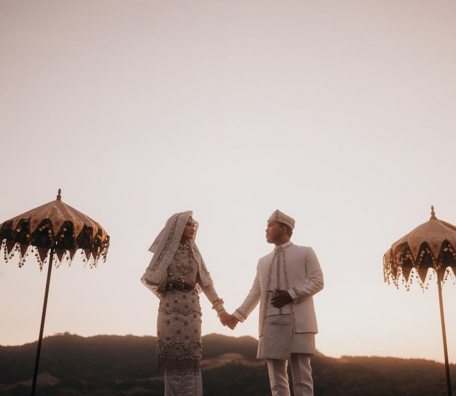 Foto Prewedding Kedua Aaliyah Massaid dan Thariq Halilintar di Gumuk Pasir, Tampil Serasi Pakai Koto Gadang ala Wanita Minang 