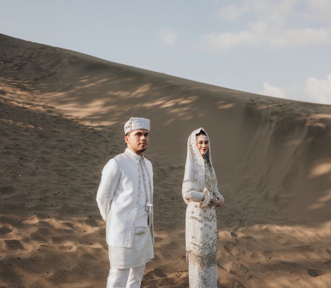 Foto Prewedding Kedua Aaliyah Massaid dan Thariq Halilintar di Gumuk Pasir, Tampil Serasi Pakai Koto Gadang ala Wanita Minang 