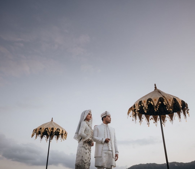 Foto Prewedding Kedua Aaliyah Massaid dan Thariq Halilintar di Gumuk Pasir, Tampil Serasi Pakai Koto Gadang ala Wanita Minang 