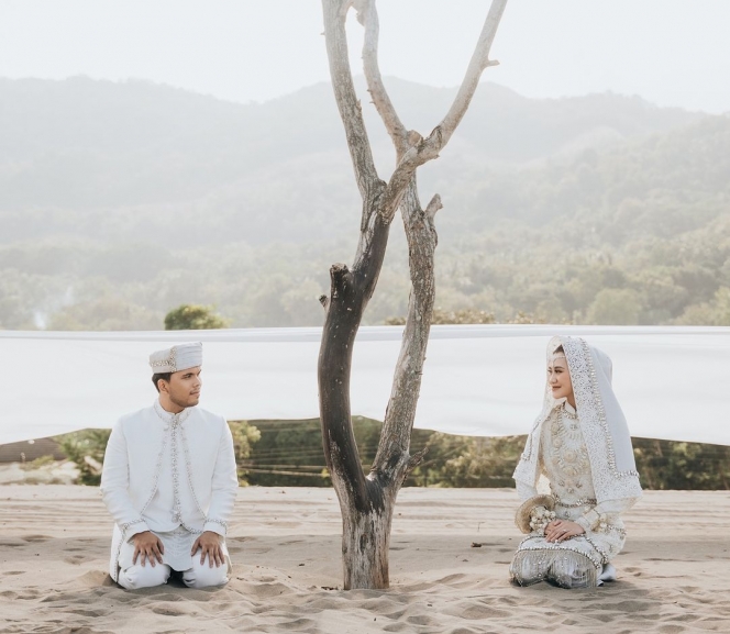 Foto Prewedding Kedua Aaliyah Massaid dan Thariq Halilintar di Gumuk Pasir, Tampil Serasi Pakai Koto Gadang ala Wanita Minang 