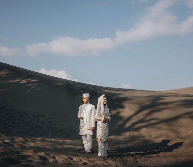 Foto Prewedding Kedua Aaliyah Massaid dan Thariq Halilintar di Gumuk Pasir, Tampil Serasi Pakai Koto Gadang ala Wanita Minang 