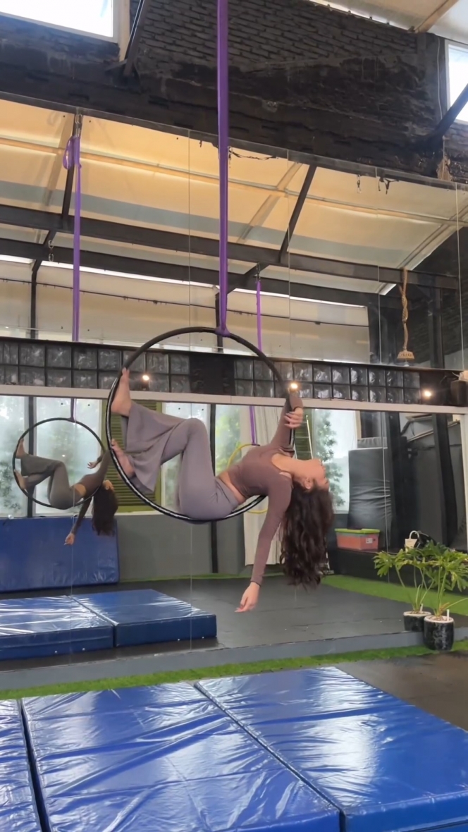 8 Foto Fuji Olahraga Aerial Hoop, Bikin Khawatir Netizen karena Jatuh Sampai Kecengklak