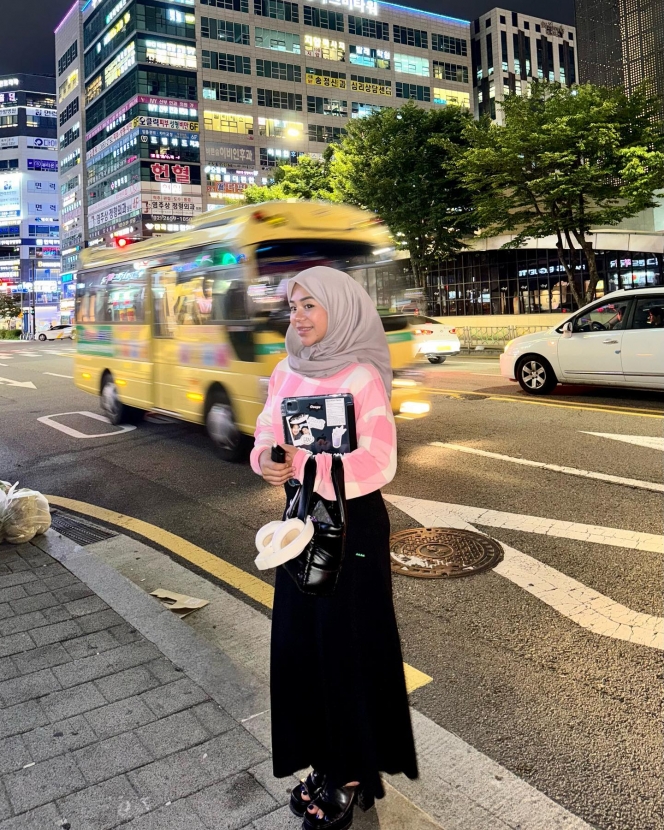 8 Foto OOTD Cimoy yang Lagi Liburan di Korea Selatan, Makin Anggun Berhijab