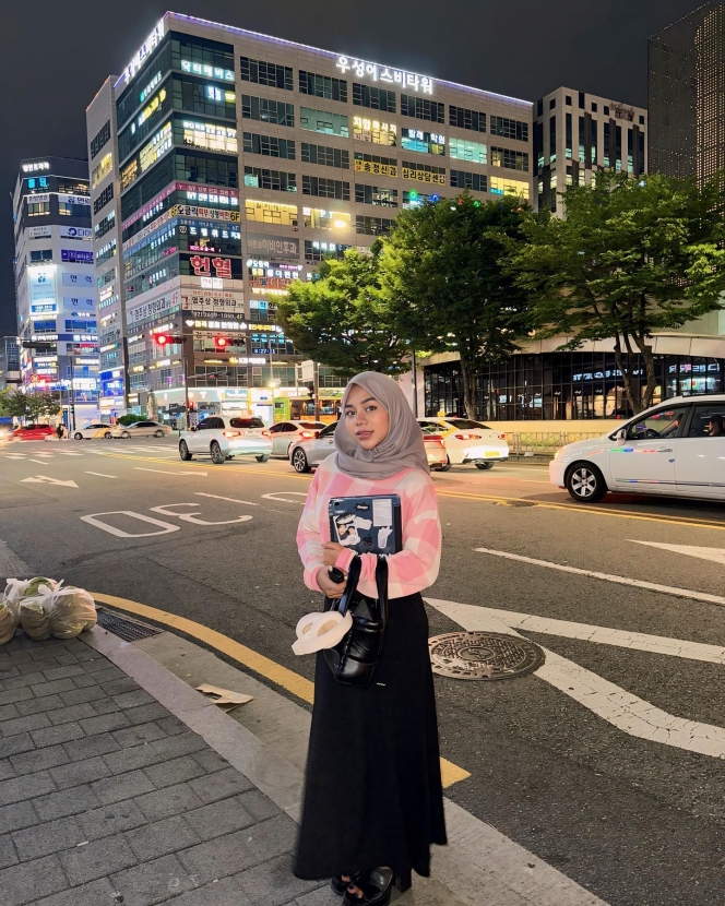 8 Foto OOTD Cimoy yang Lagi Liburan di Korea Selatan, Makin Anggun Berhijab