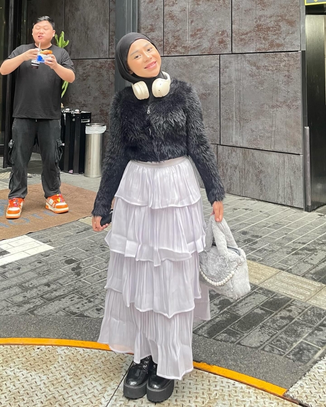 8 Foto OOTD Cimoy yang Lagi Liburan di Korea Selatan, Makin Anggun Berhijab