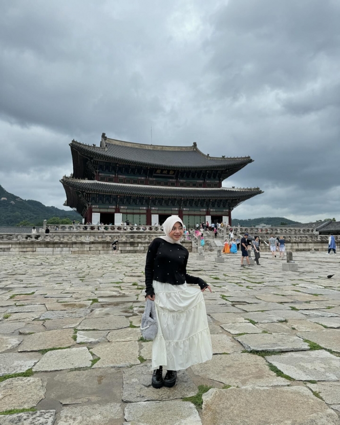 8 Foto OOTD Cimoy yang Lagi Liburan di Korea Selatan, Makin Anggun Berhijab