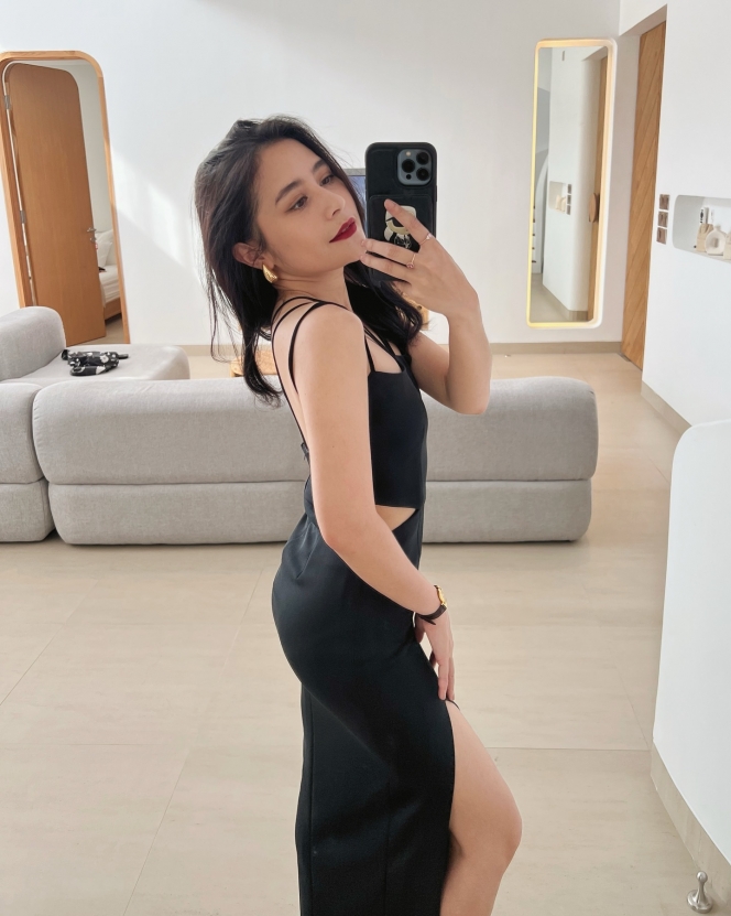 7 Foto Prilly Latuconsina Pakai Dress Elegan, Pamer Pinggang Ramping dan Kaki Jenjang