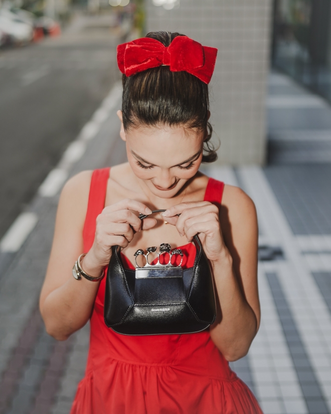 8 Foto Luna Maya Tampil dengan OOTD Serba Merah, Cantiknya Menyala dan Gak Ada Obat!