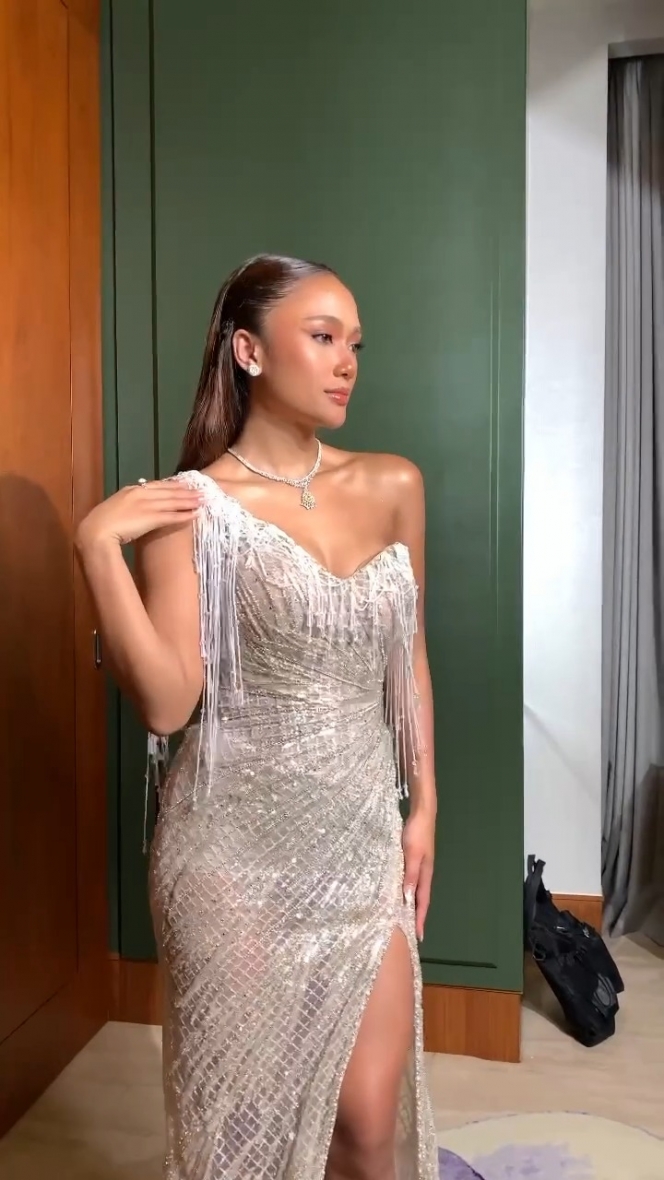 Deretan Potret Marion Jola Pakai Gaun One Shoulder, Kulit Glowingnya Bikin Salah Fokus!