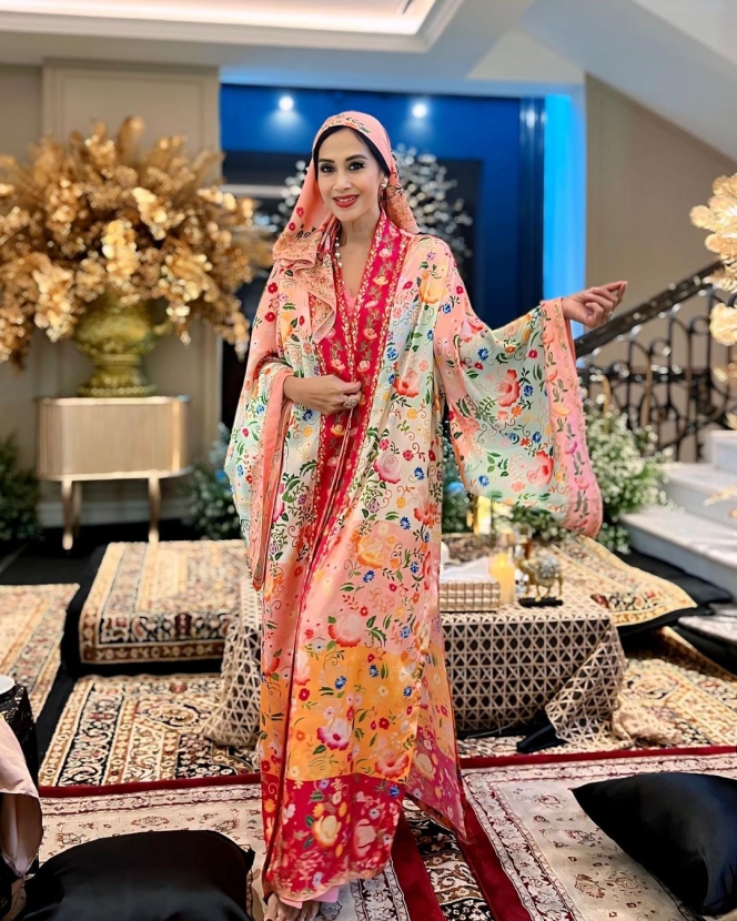 9 Potret Diah Permatasari Pakai Outfit Full Motif, Tetap Stylish - Nggak Keliatan Norak Sama Sekali!