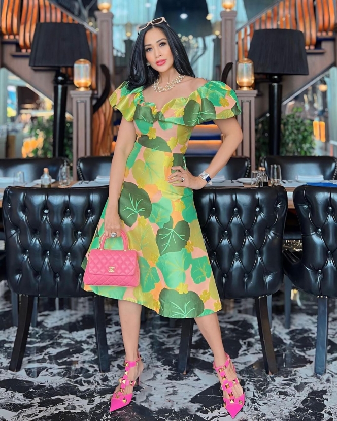 9 Potret Diah Permatasari Pakai Outfit Full Motif, Tetap Stylish - Nggak Keliatan Norak Sama Sekali!