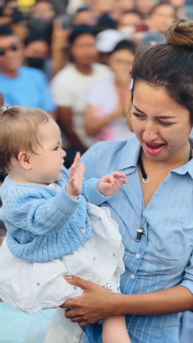 8 Foto Kamari Anak Jennifer Coppen di Pelarungan Abu Dali Wassink, Bikin Netizen Ikut Mewek!