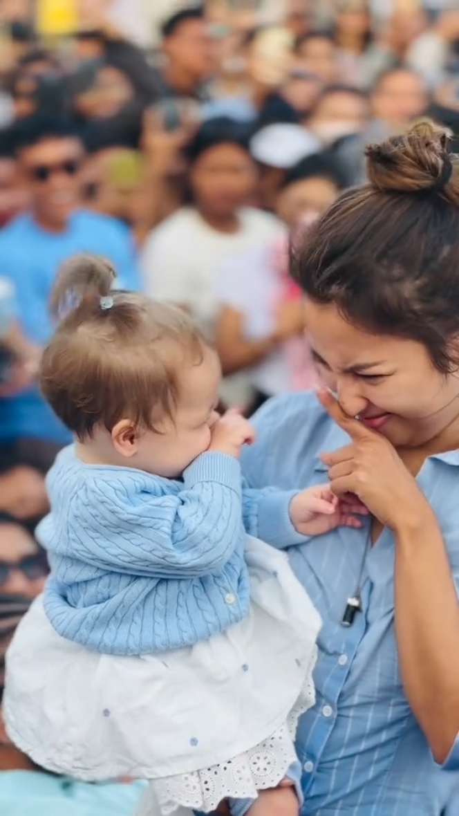 8 Foto Kamari Anak Jennifer Coppen di Pelarungan Abu Dali Wassink, Bikin Netizen Ikut Mewek!