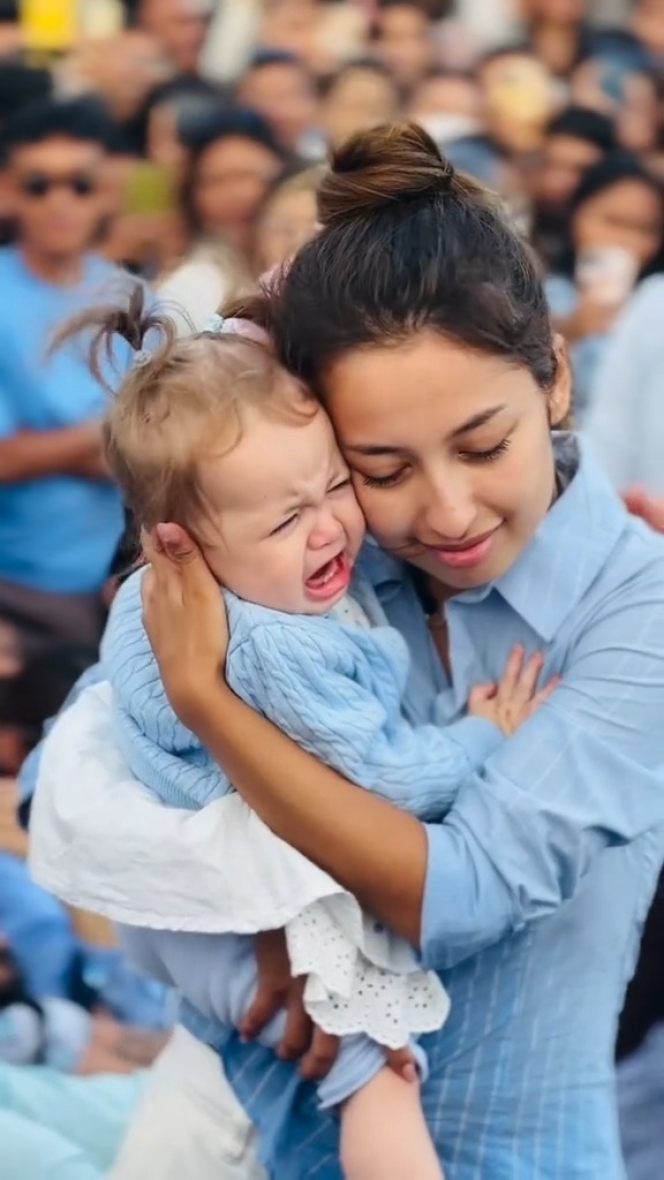 8 Foto Kamari Anak Jennifer Coppen di Pelarungan Abu Dali Wassink, Bikin Netizen Ikut Mewek!