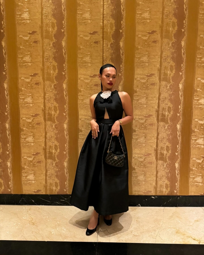 Sedang Ramai Dikritik, Ini 10 Foto OOTD Wanda Hara Pakai Dress yang Feminin