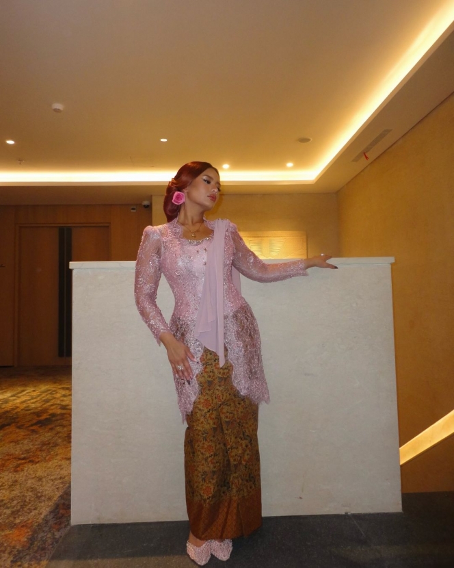 Curi Perhatian, Ini 8 Foto Zahwa Massaid Pakai Kebaya Pink di Acara Siraman Aaliyah