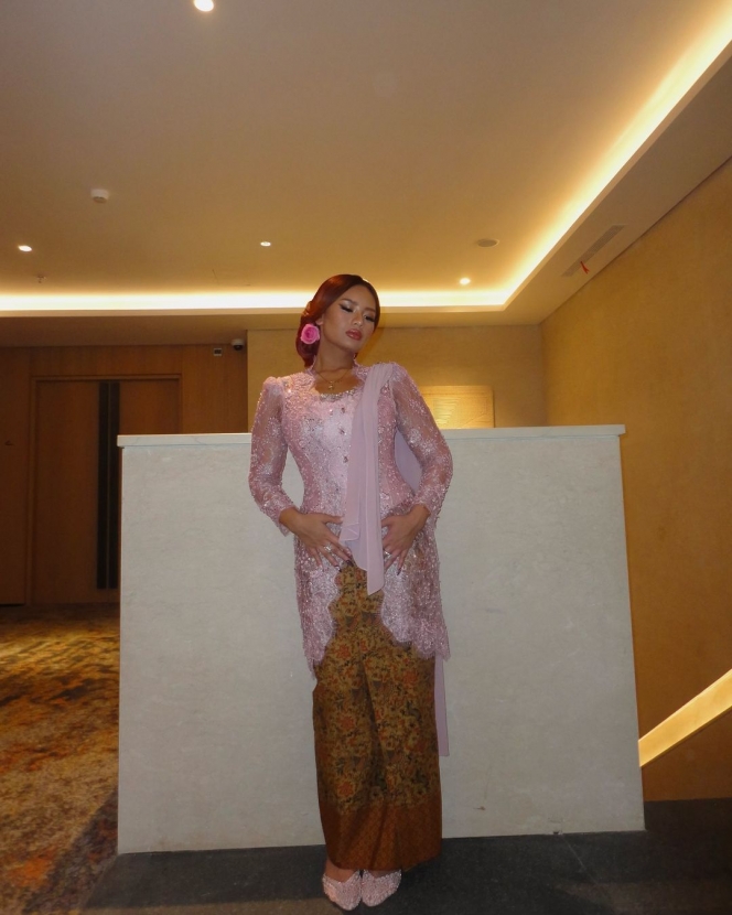 Curi Perhatian, Ini 8 Foto Zahwa Massaid Pakai Kebaya Pink di Acara Siraman Aaliyah