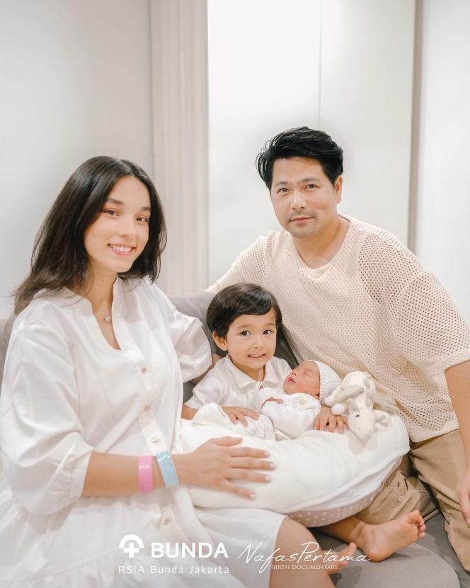 7 Foto Erick Iskandar Dampingi Istri Melahirkan Anak Kedua, Wajah Imut Sang Bayi Curi Perhatian