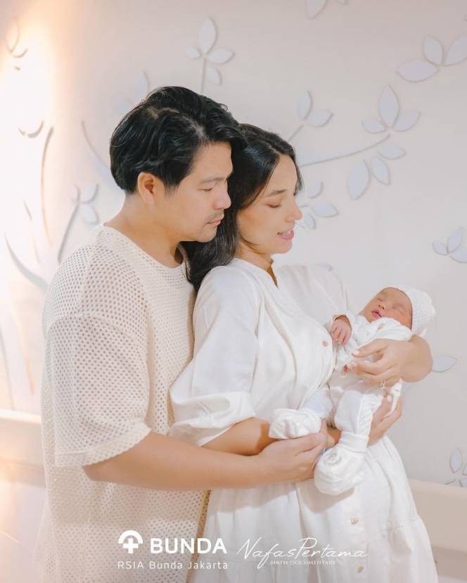 7 Foto Erick Iskandar Dampingi Istri Melahirkan Anak Kedua, Wajah Imut Sang Bayi Curi Perhatian