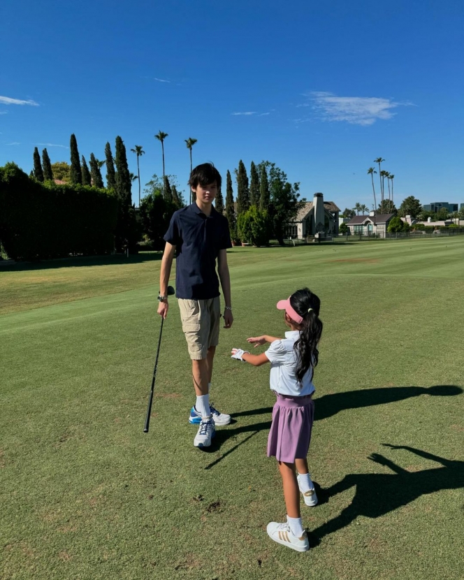 7 Foto Farah Quinn Ajak Dua Anaknya Main Golf Di Amerika, Tetap Asik Panas-panasan di Suhu 45 Derajat