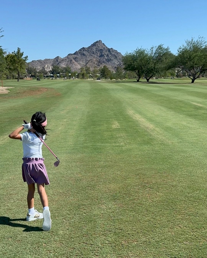 7 Foto Farah Quinn Ajak Dua Anaknya Main Golf Di Amerika, Tetap Asik Panas-panasan di Suhu 45 Derajat