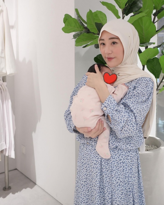 9 Foto Gaya Larissa Chou Ajak Hangout Anak Kedua, Badan Langsing Pasca Lahiran Jadi Sorotan